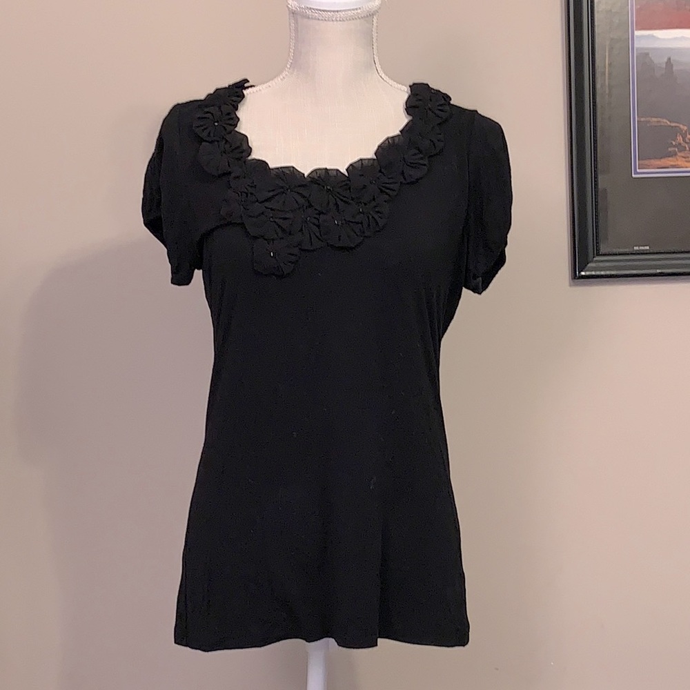 Black short sleeve tee.